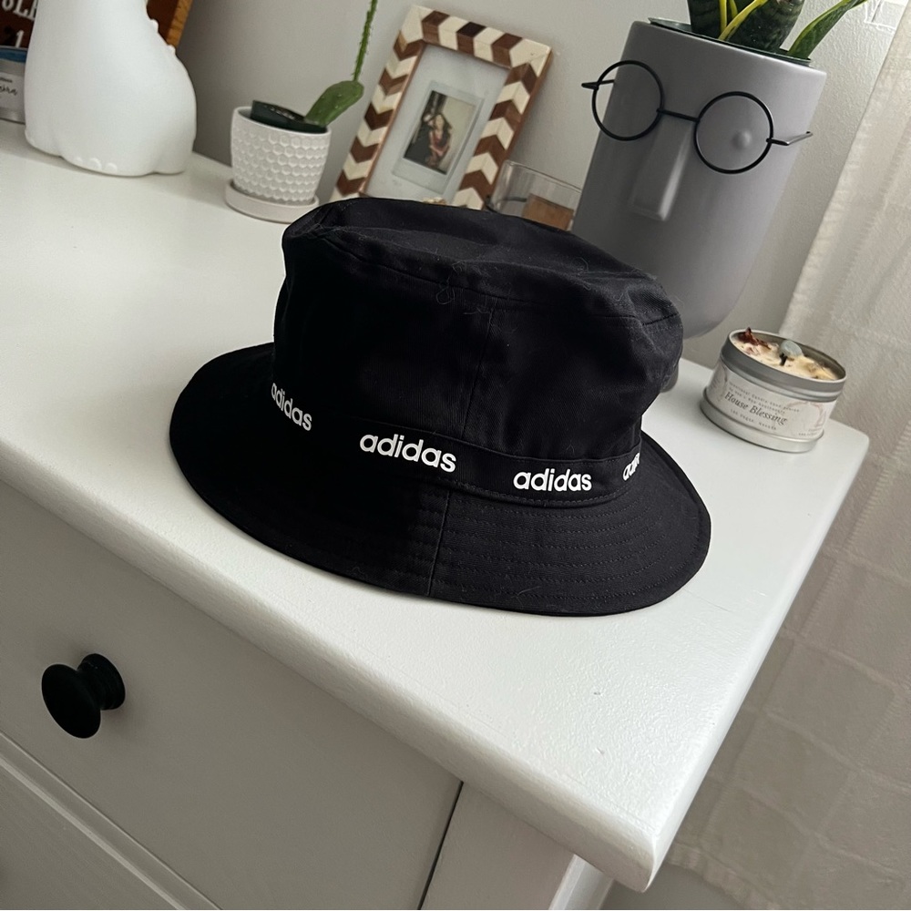 adidas • essentials II bucket hat •